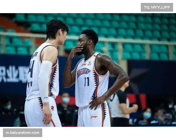 王哲林上海低位轴心作用弱化 更多参与高位手递手战术